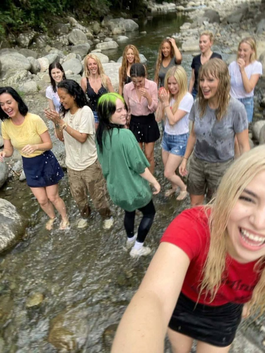 KillingSwiftly's tweet image. 🚨 Ava Max shares new photo on Instagram stories featuring a lot of the main pop girls