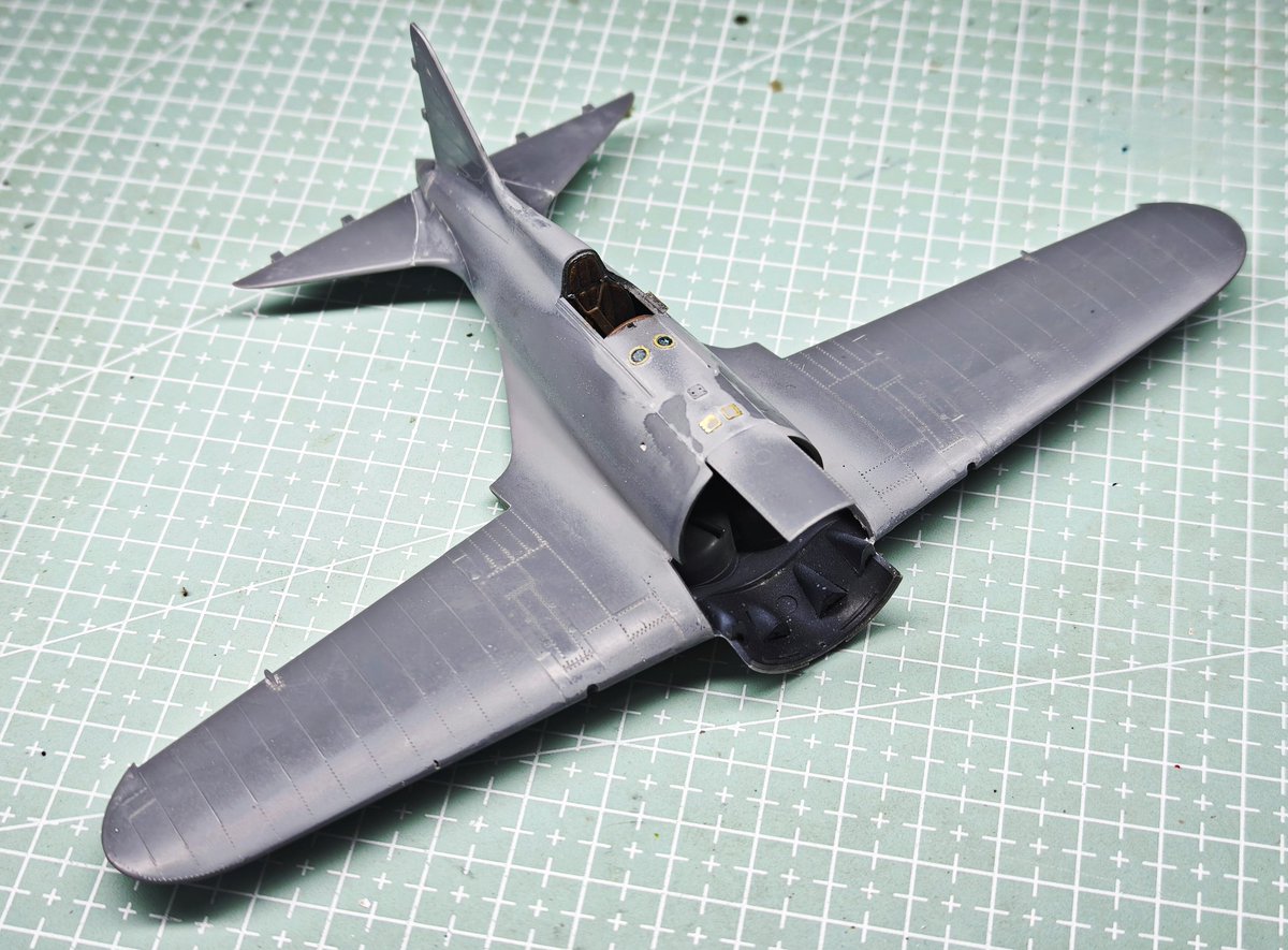 I-16 板件很好的还原出了伊-16不对称的垂尾结构，不过由于这款模型的塑料材质，田宫绿盖溜缝胶对板件的溶解度非常高，给无缝处理造成了不小的麻烦... 这几天一直在重复 补缝→打磨→水补→发现缝还在→继续补缝→打磨......的过程 脑壳有点痛🤯