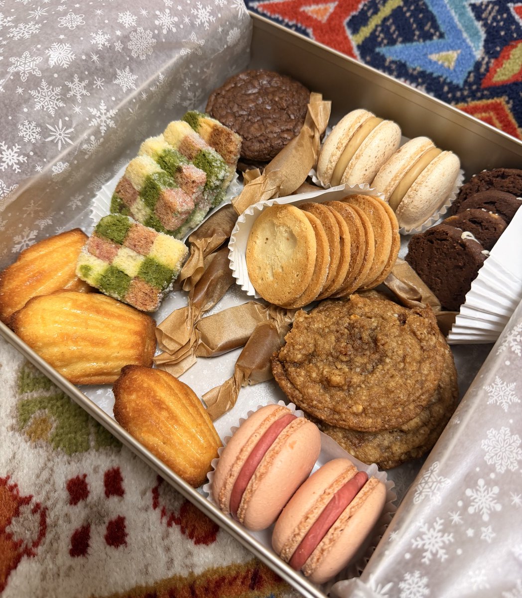 Манай банкир найз энэ бүгдийг гэртээ гараараа хийсэн гэвэл итгэх үү 😋. 

Энэ жилийн хамгийн гоё бэлэг байлаа.