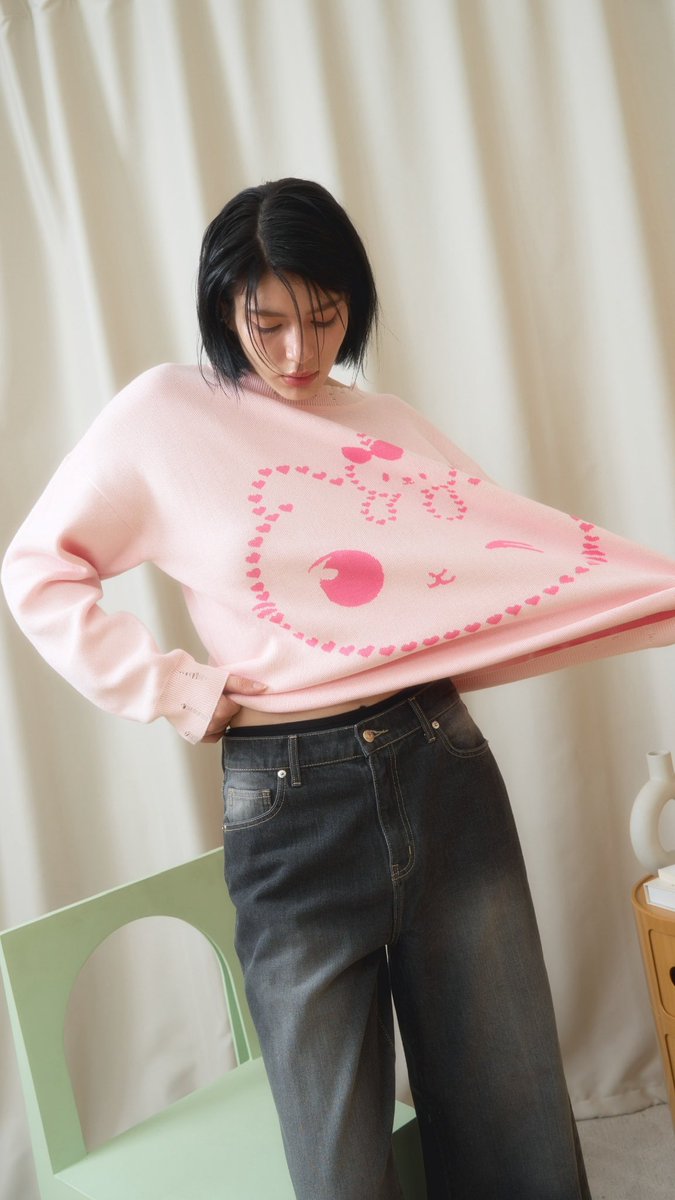 Numone_Official's tweet image. Soft pieces, easy moods.
Sweet Knitted Sweater (Only at numone-store.com pre-order in limited quantities) — 1,750 THB 
Mid-Waist Boyfriend Jeans — 1,350 THB 
Set your alarm. Be ready to press buy

Monday, 29 December 2025
At 10:00 AM (GMT +7)
LINE SHOPPING…