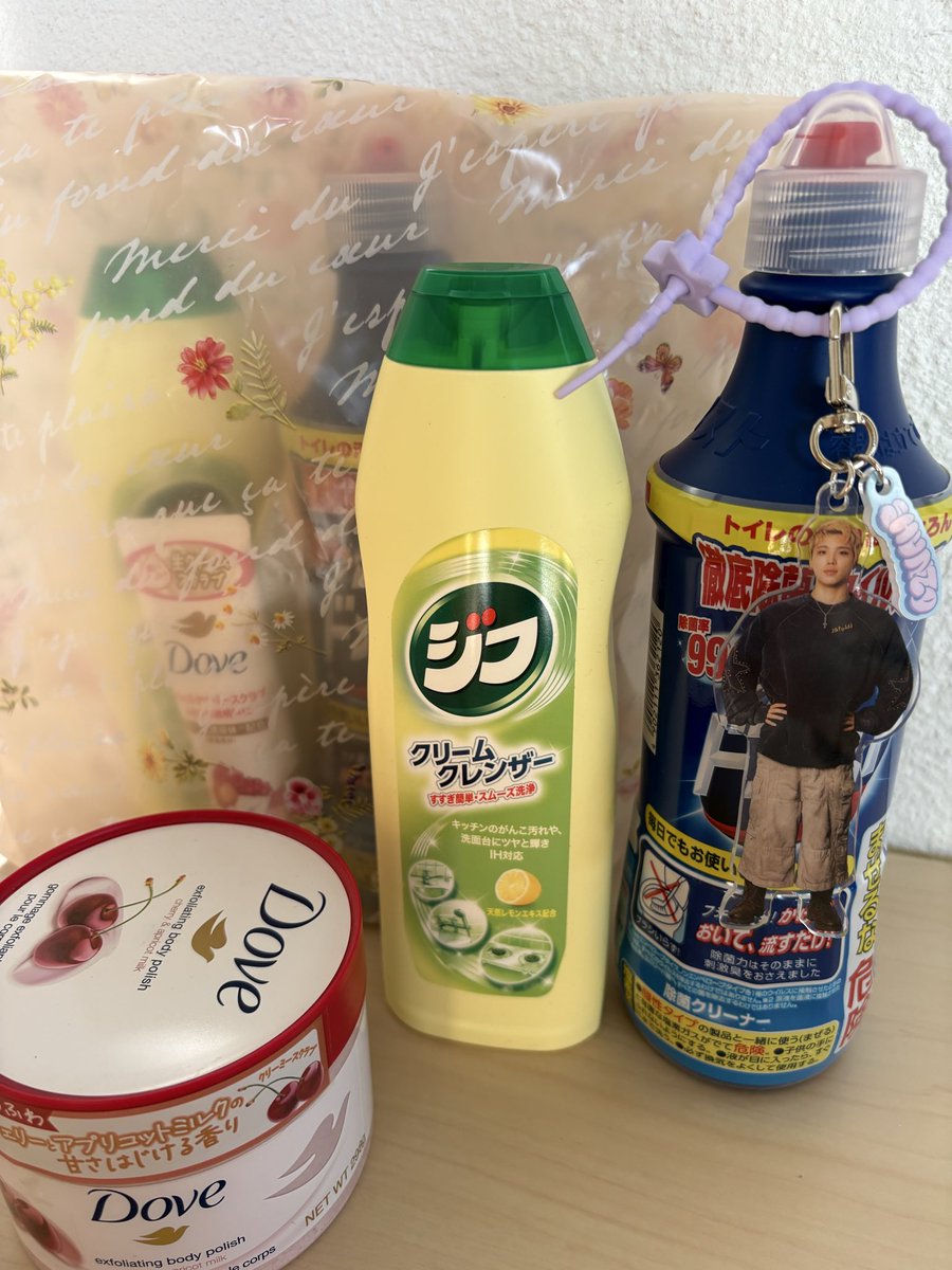 ユニリーバセット持参で義実家へ😊
姪っ子に「あちゃこの推しって君に夢中って歌ってる人❓」と聞かれた❣️
「あの人たちがビーファーストなんだね💡
明日の歌番組21時台に出るよ💨」とまさかの姪から今年イチバン聴いた歌のタイテを教えてもらうとは🤣
夢中さまのおかげで認知度アップを実感してる✨