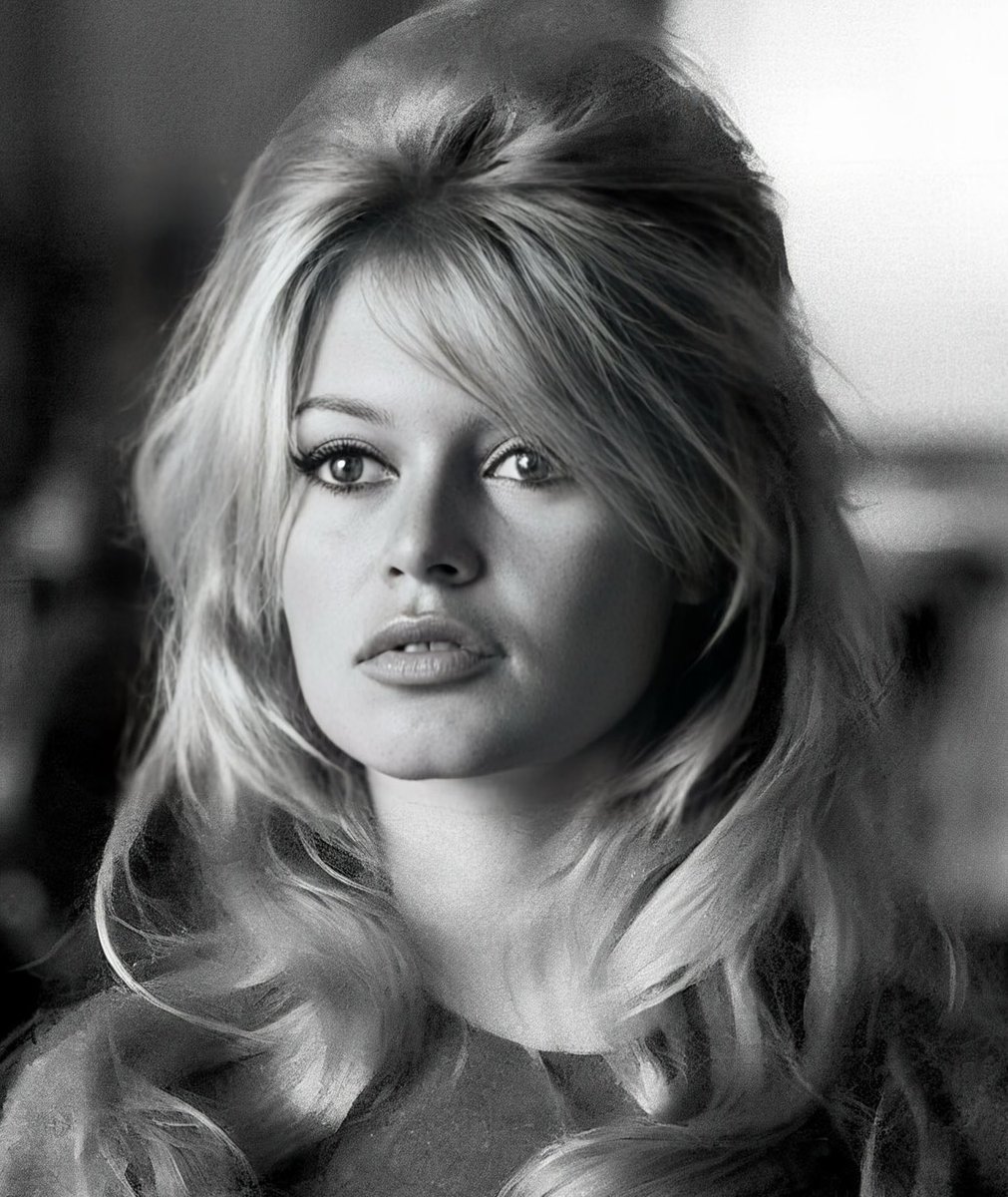 Bütün sevgililerim birer birer ölümsüz oluyor...

♥️

 #BrigitteBardot