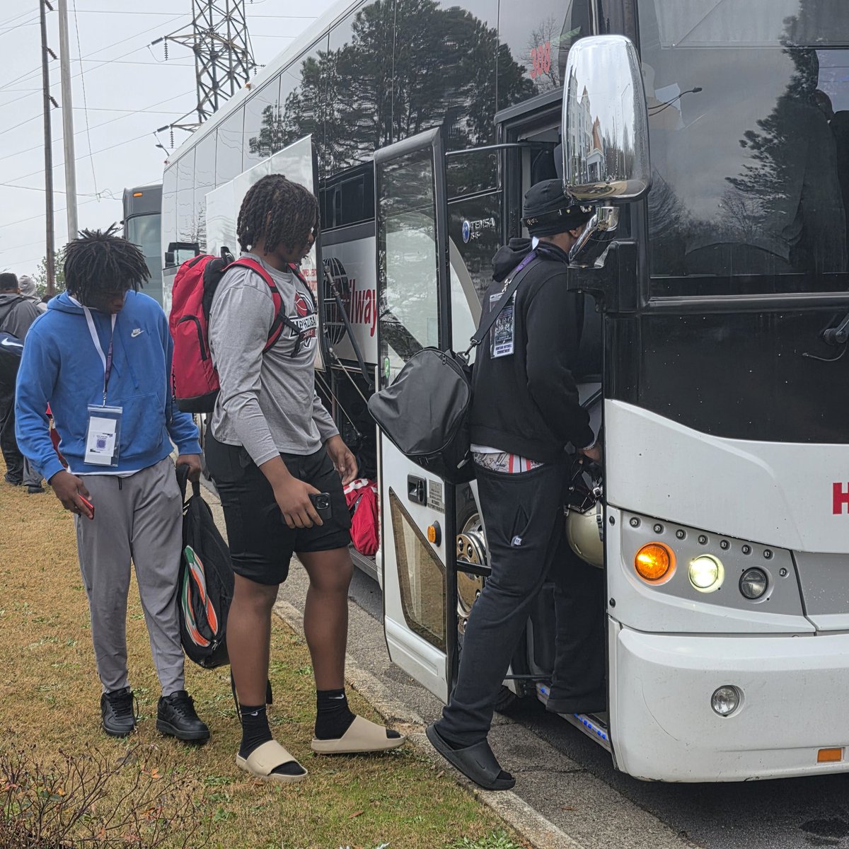 MCARisingSenior's tweet image. The 2025 Rising Seniors Legends are loading up and headed to practice on the official transportation provider of the @MCAOFGA Rising Senior Game @HarmonBrothers Charter Services.
#1stClass
#WhereTheLegendsPlay