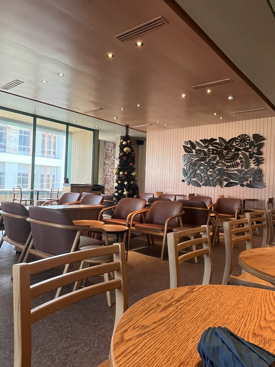 tinahernando's tweet photo. A coffee shop almost empty at lunch time. I think I gotta thank the malls for this. https://t.co/Z5dOCmmjgn