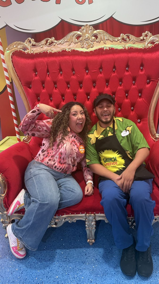 ToddPassehl's tweet photo. Big #UOFistBump to Xsavior and the Who’s at the @UniversalORL Grinch Breakfast. We come every year on 12/27 to celebrate @LilianaValPas ‘s birthday, and he made the day extra special 🤜🤛 https://t.co/BxUeqgzoYN
