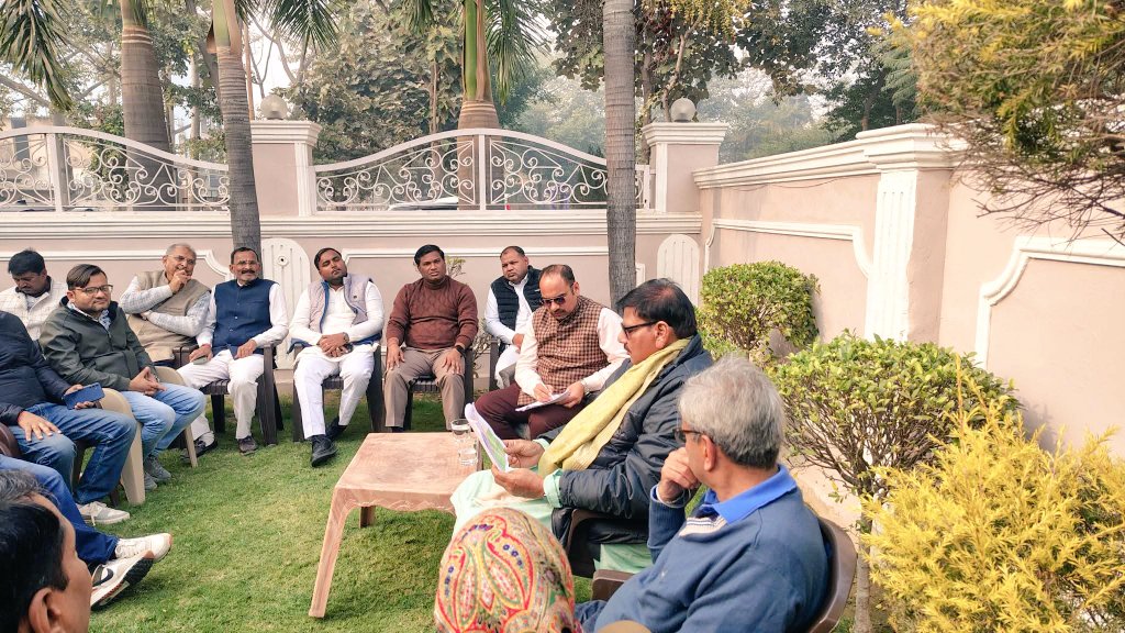 Satyaveer_ch's tweet photo. Today,Hon’ble MLA Jewar Shri Dhirender Singh Ji held a review meeting with people from Both No.1 to 25,covering all societies and sectors.He encouraged citizens to apply for new voter IDs &amp; emphasized that under his leadership,no voter should be left out of the electoral process. https://t.co/d1ogO8Tkzz