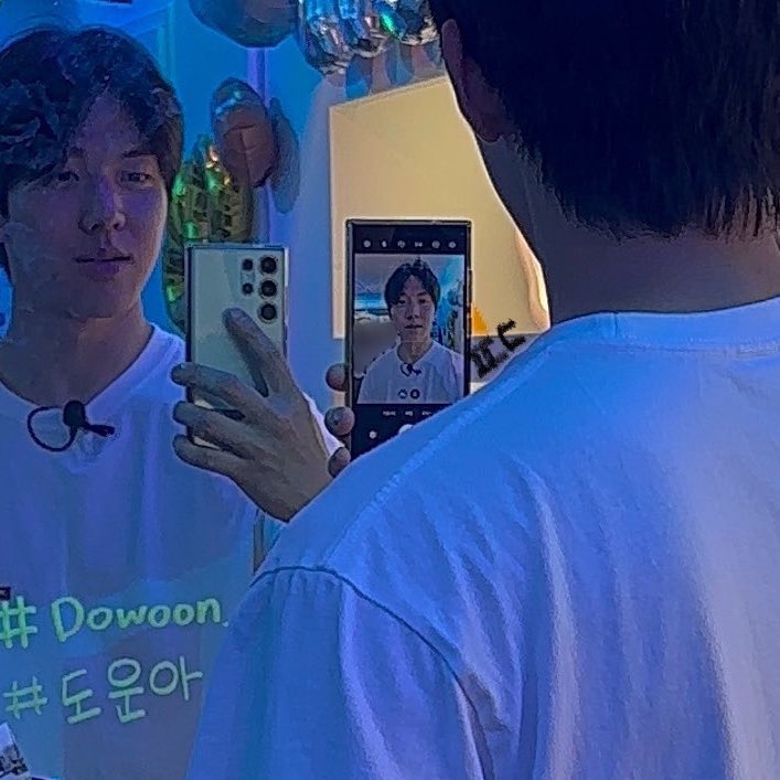 secangkircafein's tweet image. meanwhile.. dowoon mirror selfie 🙂