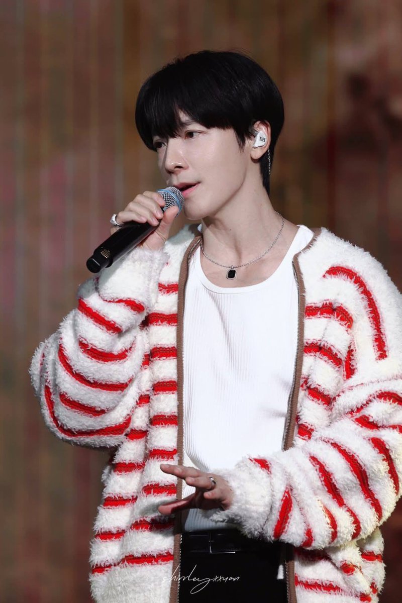olivia_liph's tweet image. 251228 D&amp;amp;E HOME COMING -Session 2

The outer that #Eunhyuk wears is different from the one that #Donghae wore last year.
Can be seen from the details of the collar and the outer material detail.😁 

#동해 #은혁