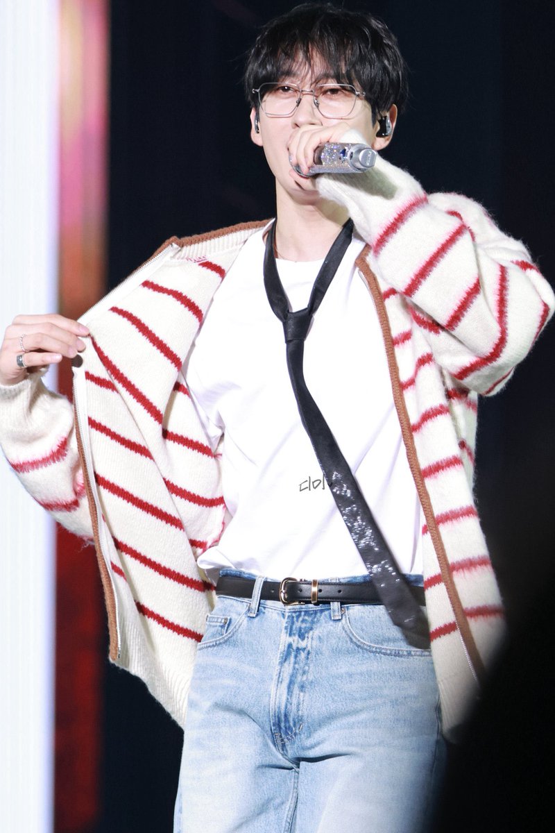 olivia_liph's tweet image. 251228 D&amp;amp;E HOME COMING -Session 2

The outer that #Eunhyuk wears is different from the one that #Donghae wore last year.
Can be seen from the details of the collar and the outer material detail.😁 

#동해 #은혁