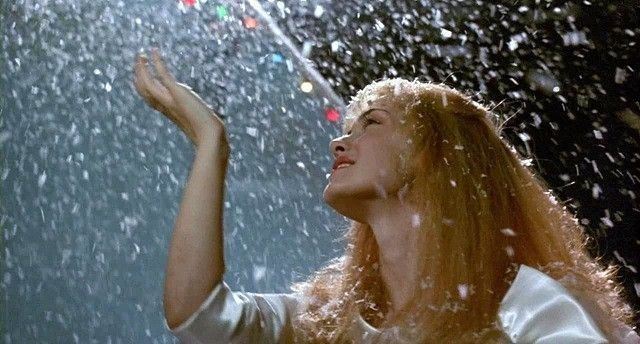 cinevow's tweet photo. Winona Ryder in Edward Scissorhands, 1990 https://t.co/i7JCZDlRIf