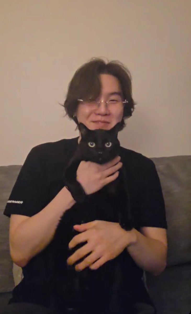 HOPENAMOR's tweet photo. 🐱: " O Jimin adora Tangie, mas ele tem alergia a gatos então ele está tendo dificuldades."

A maior maldade que o universo poderia ter feito é o jimin ter alergia a gatos e ser apaixonado por eles 😭😭😭 https://t.co/ACaALVwNHI