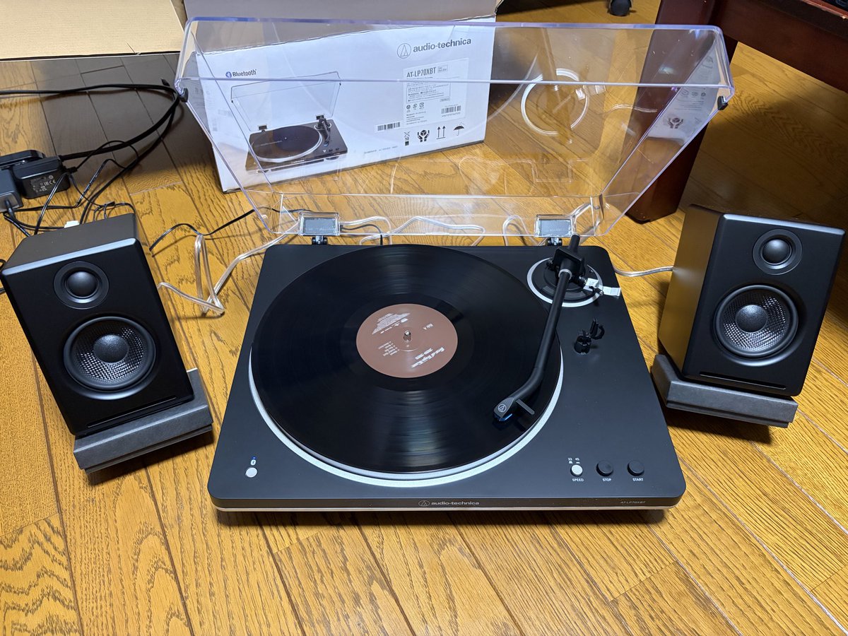 Kirari_O_221's tweet photo. ブラックフライデーで購入した
レコードプレーヤー💿とスピーカー🔈
の音質最高すぎる〜！！！
重低音と風くんの声が聞き心地最高👍
※スピーカーの土台買い忘れた
#藤井風
#AudioTechnica #Audioengine
#年末は実家でレコード https://t.co/nMFKF6cI00