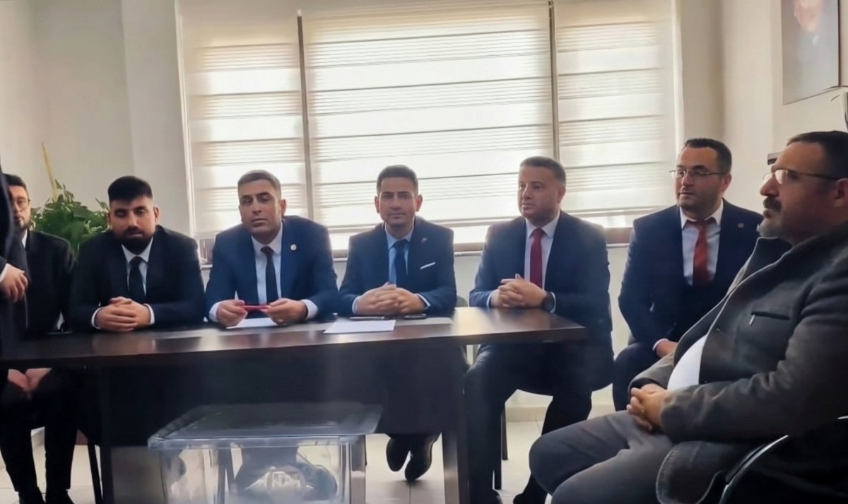 Mevcut çalışmalarımız kapsamında;
​Yardımcı Hizmetler Sınıfı personelinin görev tanımlarının netleştirilmesi ve hak ettikleri statüye kavuşmaları için ilgili makamlarla görüşmelerimizi ve çalışmalarımızı kararlılıkla sürdürüyoruz.
Üyelerimiz arasındaki birlik ve beraberliği