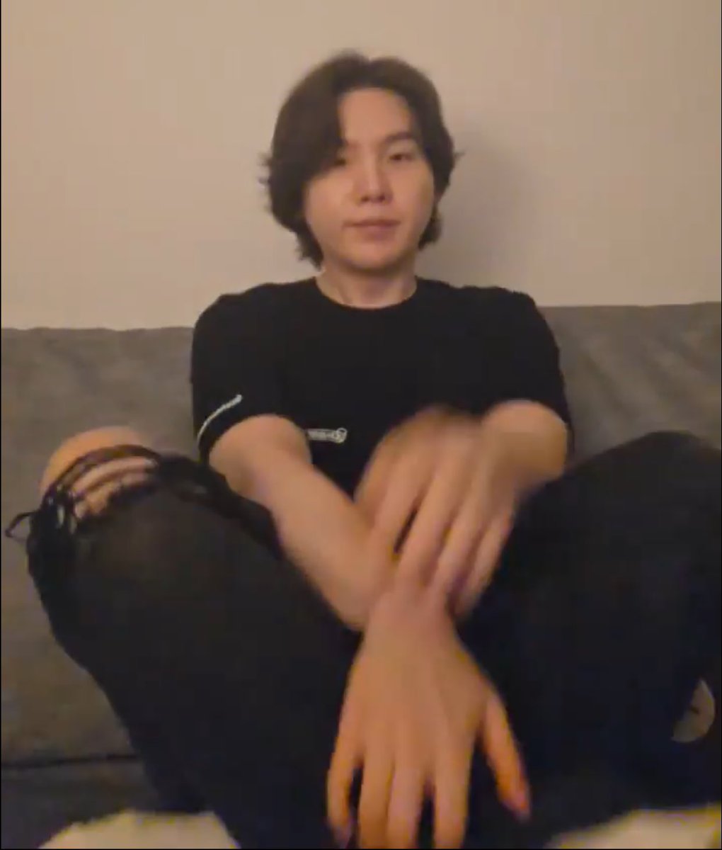 agust_dreams's tweet photo. But can we talk about the fact that yoongi was wearing black ripped jeans after sooooo long 😭😭 https://t.co/9OGxfjJX5U