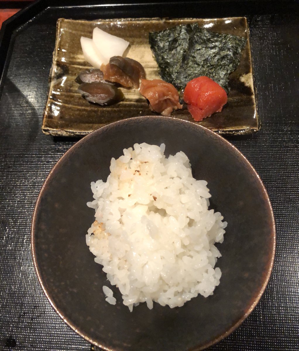 koto_tsumu's tweet photo. 年末呑み納めで東新宿「かず斗 田舎のうつわ」に。
今回は魚沼地酒メイン。カズト推しの緑川と、カズト父推しの鶴齢生酒。
どっちも呑みやすくて旨い！それぞれおかわりした。自分の好みはカズトパパと同じかな。口の中でフワッと広がる香りが最高。
ボーイフレンド2が始まるから年明け以降混みそう！ https://t.co/4jy1az1geS