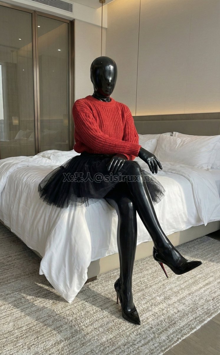 哪双鞋好看些呢？
#Latex #乳胶衣 #RubberDoll #入胶 #高跟鞋 #玛丽珍鞋