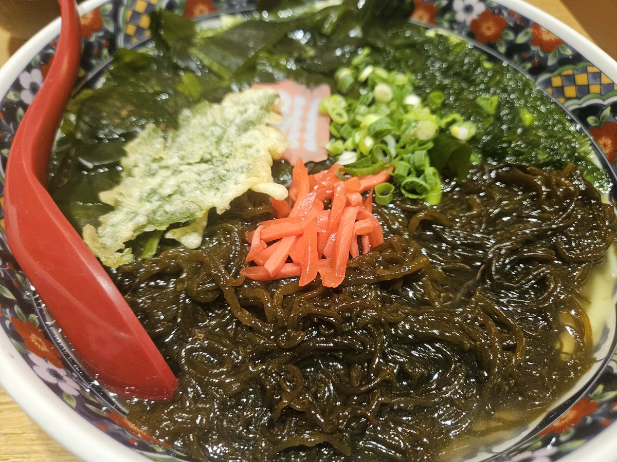 東中野 海鮮・かき・沖縄料理 わ
松本湯の帰りに立ち寄った。2階席もあるのは入ってから気付いた。

パパイヤの漬物やフーチバーの天ぷらとか珍しいものが食べられてテンション上がった。沖縄そばと一緒にきたコーレグースが辛味の立った味で好みだった。瓶にラベルなかったけど自家製だったんだろうか