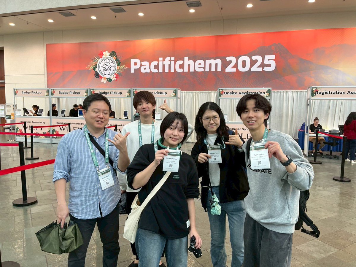3人のM1とPacifichemに参加したのも最近なのに昔のような話。みんないろいろな経験を積めたようで何よりです。やっぱ、アカデミアで最先端の研究をやっている自負があるのなら、海外の方々と議論する場を用意したいですね。お金はかかるけど…