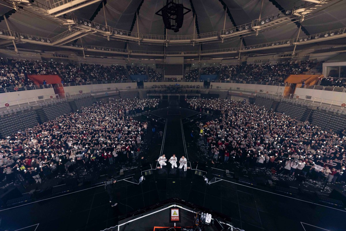 blobyblo's tweet image. 2025 EPIK HIGH CONCERT 1, 2, 3, 4회 가족사진!!! ❤️ 올해를 여러분과 마무리 할 수 있어서 행복했습니다~ 여기서 느꼈던 거대한 에너지 다 당신에게서 나왔다는 걸 잊지말고 그 힘으로 2026 힘차게 시작하세요!!! 사랑합니다~ 👏👏👏

 #에픽하이콘서트 #EPIKHIGHCONCERT