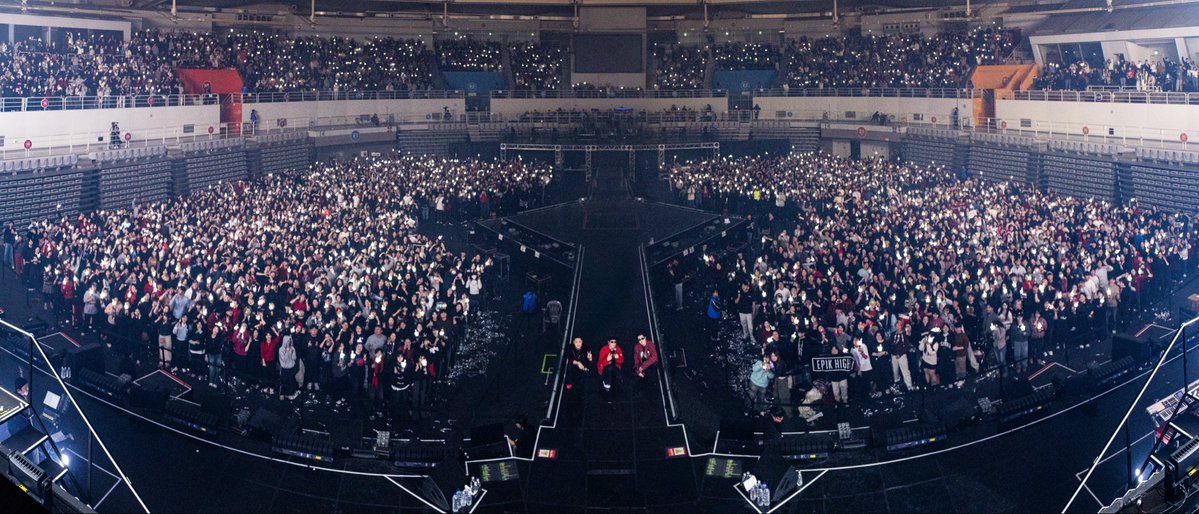 blobyblo's tweet image. 2025 EPIK HIGH CONCERT 1, 2, 3, 4회 가족사진!!! ❤️ 올해를 여러분과 마무리 할 수 있어서 행복했습니다~ 여기서 느꼈던 거대한 에너지 다 당신에게서 나왔다는 걸 잊지말고 그 힘으로 2026 힘차게 시작하세요!!! 사랑합니다~ 👏👏👏

 #에픽하이콘서트 #EPIKHIGHCONCERT