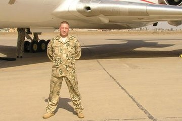 Remigiusz Muś, pilot Jaka 40, który wylądował przed Tu-154. Był jednym z najważniejszych świadków w śledztwie ws. Smoleńska. Słyszał komendy wydawane z wieży kontrolnej. Podczas przesłuchania mówił uparcie o dwóch eksplozjach. Wiecie co się z nim stało? Popełnił samobójstwo.