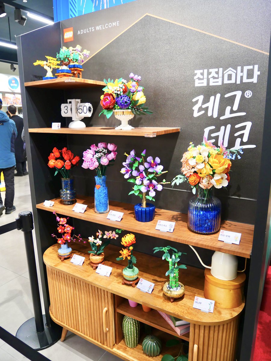 brick_smith4423's tweet photo. 先日、韓国に行った際、いくつかレゴストアを回ってきました。
まずはロッテワールドモール店。
展示の仕方に愛を感じました。 https://t.co/AyG5WdSimZ