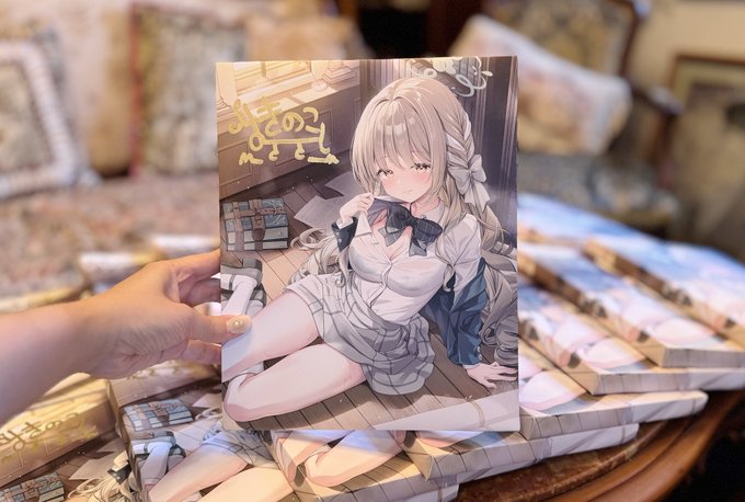 新刊セット先着特典のキャンバスアートにサイン入れ終わりました!!!
僕の手がでかいので相対的に小さく見えるけど
意外と大きかったです
F3サイズ(273mm × 220mm) 