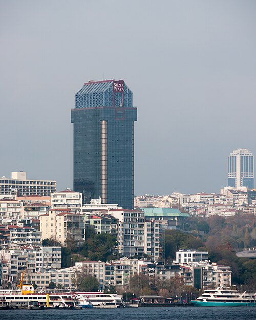 durum böyleyken uyuşturucuyla anılan birinin bu devasa yapısı insanlara uyuşturucuyu çağrıştırabilir derhal yıkılmalı