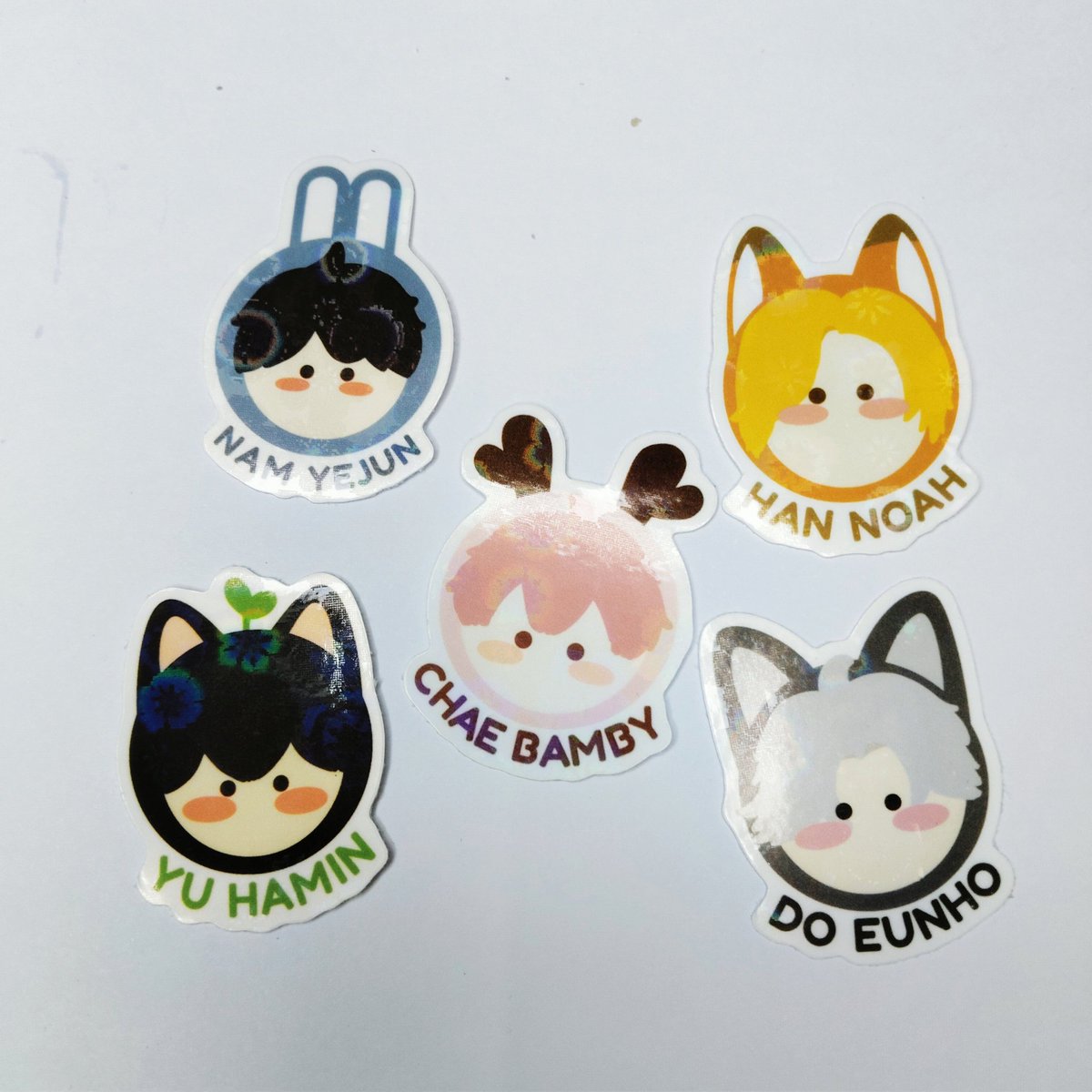 tinyy_studio's tweet photo. รอบออนไลน์~

#plave (มีครบทุกเมม)
- เข็มกลัด 3.2cm : 25-.
- สติ๊กเกอร์ 10-.
**คู่ เข็มกลัด+สติ๊กเกอร์ 30-.

🌷พวงกุญแจ
- ผลไม้ เมมละ 120-.
- แบบเล็ก เมมละ 90-.

ยอด 150ขึ้นไป ส่งฟรีค่า🍀
📍ค่าเดินทาง 35 ไม่บวกเพิ่ม 
#ตลาดนัดplave https://t.co/7ix1yPUJex