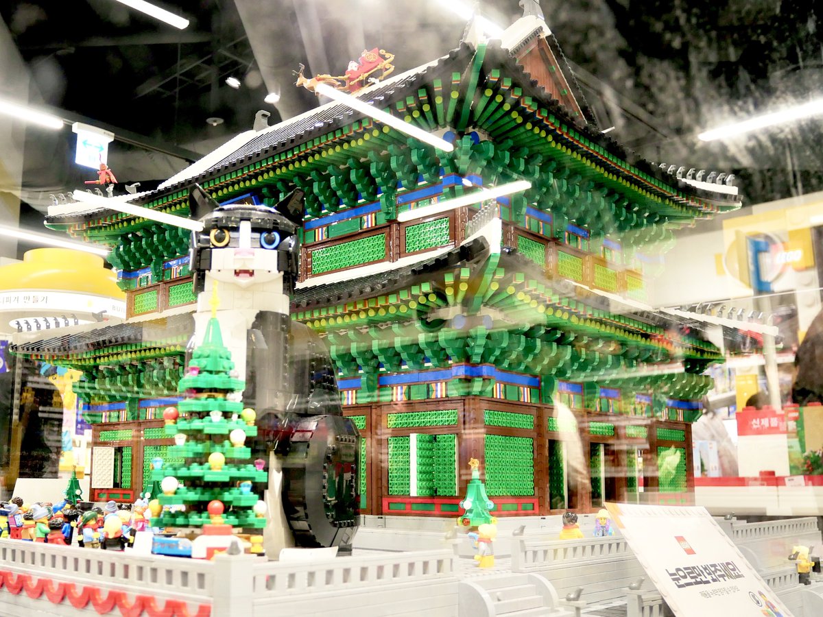 brick_smith4423's tweet photo. 次はCOEX店
レゴで作られたKPOPガールズ! デーモン・ハンターズのキャラクターと世界遺産の昌徳宮が展示してあって、こちらも愛を感じるお店でした。 https://t.co/mQGf9A5kMk