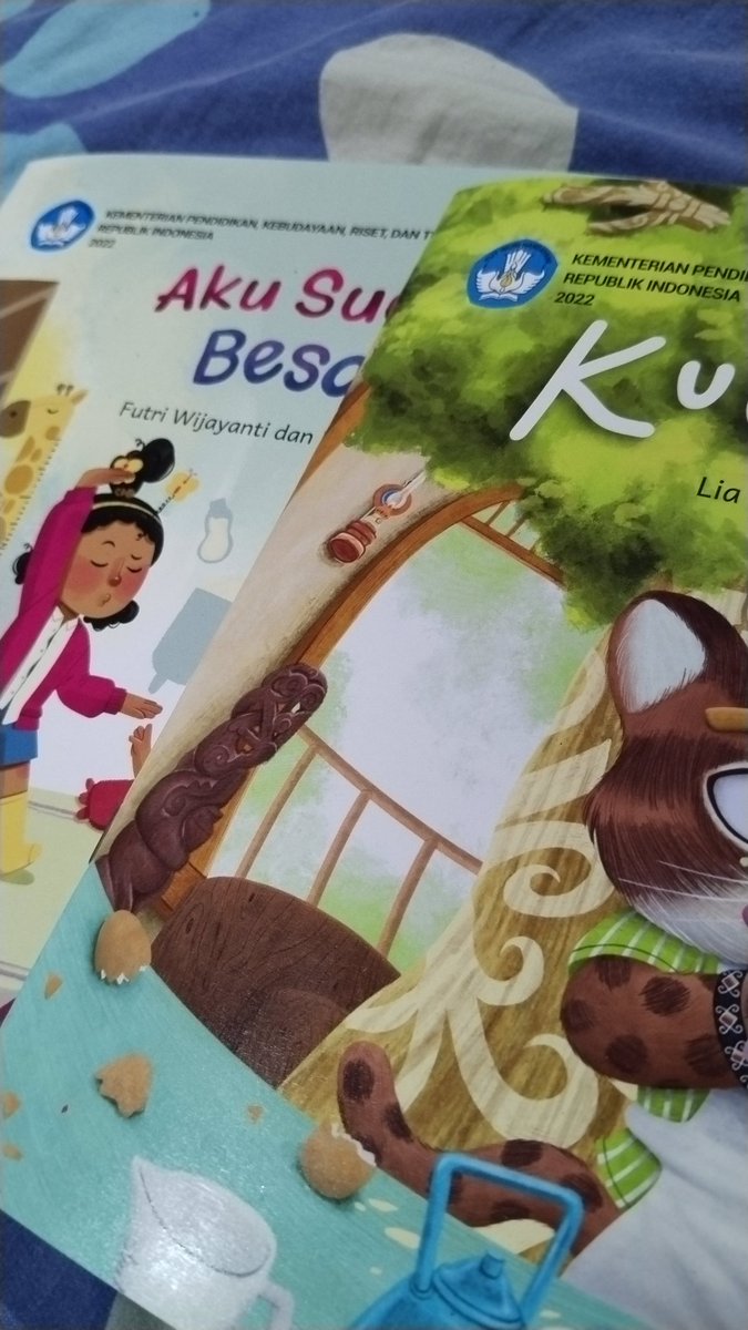 Dulu pernah dapat rekomendasi dari X soal buku sibi ini tp versi digitalnya ternyata ada yg cetak langsung beli buat bocil di rumah kebetulan dikasih uang saku pakdenya, makasih pakde sering-sering ya 🤣
