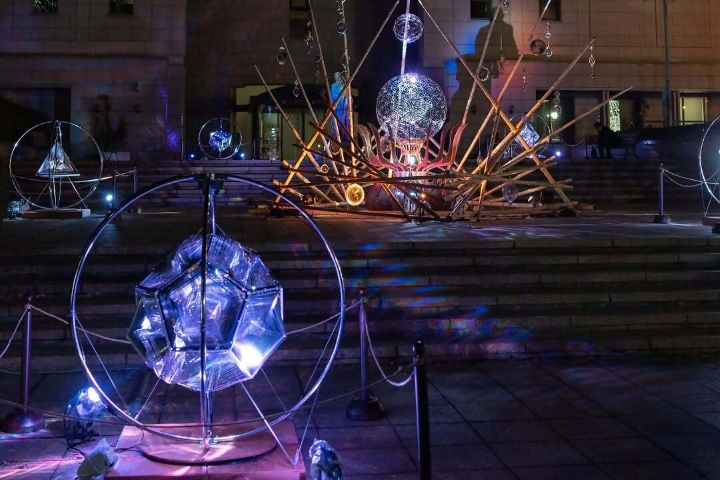 kcmoa's tweet photo. ただいま開催中の美術館イルミネーション（アンクス美術館 by 天地人）には、毎晩多くのお客様にご来場いただき、感謝申し上げます。
年末年始は12月29日(月)から1月1日(木)まで休止、1月2日(金)から再開いたします。みなさまにはご不便をおかけしますが、ご理解いただきますようお願い申し上げます。 https://t.co/UVLYrfAJDn