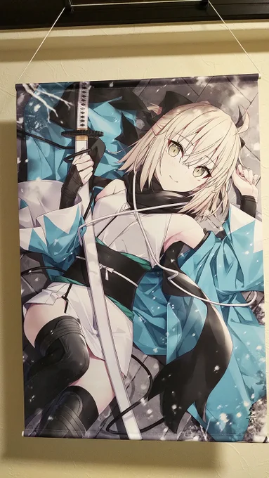 モルガンと沖田さんのタペストリーも届いてます! 2枚目のモルガンは上下を反転して飾ったものです。サインは逆になってしまいますが、こういう感じにも飾れます