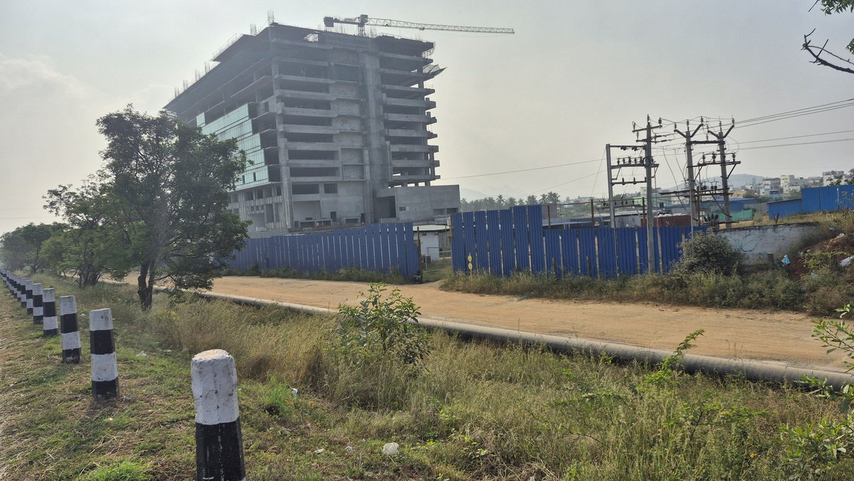 Sivakumar2295's tweet photo. 28 Dec 2025: Snaps from the growing L&amp;T Tech Park at Malumichampatti, Coimbatore 🚀 #Infrastructure #LTTechPark #Coimbatore #ITPark @NammaCoimbatore @jaak_ash @tweetKishorec @leeyouwhat https://t.co/IP5XxdaOmP