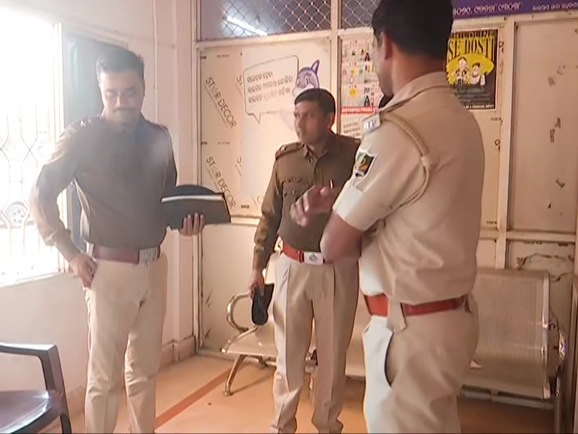 DharitriLive1's tweet photo. -ସମ୍ବଲପୁର ଅଇଁଠାପାଲି ଥାନାରେ ଜଣେ ଶ୍ରମିକଙ୍କୁ ହତ୍ୟା ମାମଲାରେ ପହଞ୍ଚିଲେ ପଶ୍ଚିମବଙ୍ଗ ପୋଲିସ
-ମୁର୍ଶିଦାବାଦରେ  ଜଣେ ଶ୍ରମିକଙ୍କୁ ହତ୍ୟା ଅଭିଯୋଗ ନେଇ ୬ ଜଣଙ୍କୁ ଗିରଫ କରି କୋର୍ଟ ଚାଲାଣ କରାଯାଇଛି

#WestBengal #WorkerKilled #Murshidabad #Sambalpur #Odisha #Dharitri

👉 Follow Dharitri – Odisha’s No.1 Odia Daily 📰✨