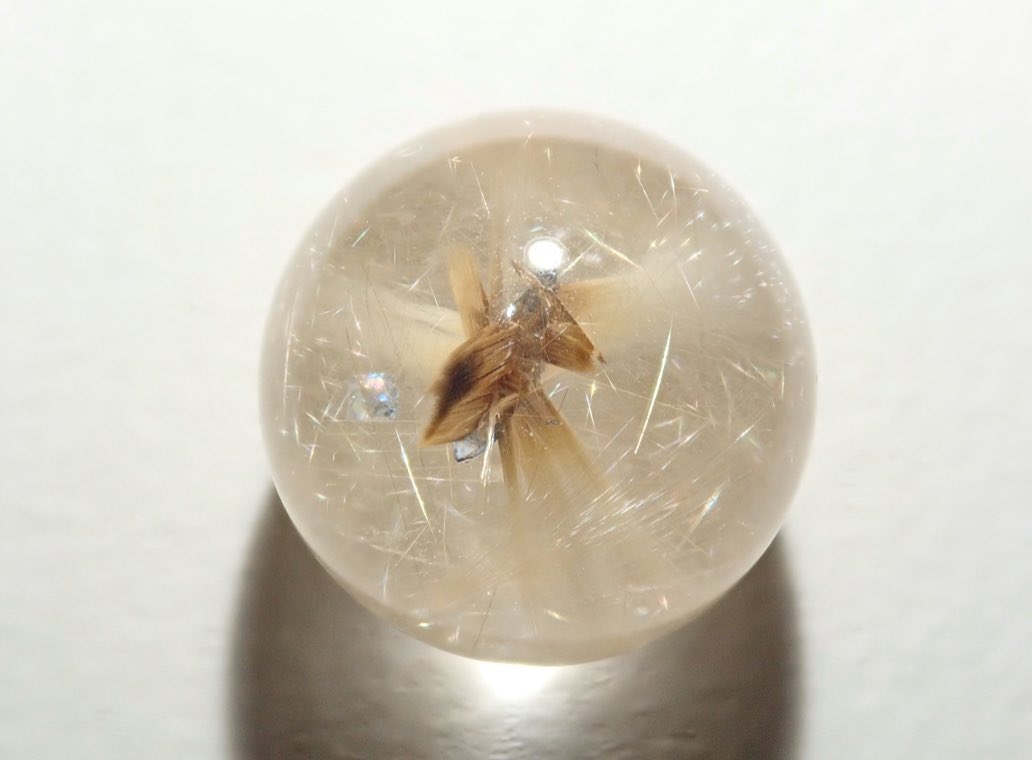 光を浴びたルチルの黄金の輝きの美しいこと…！ スフィアをころころと