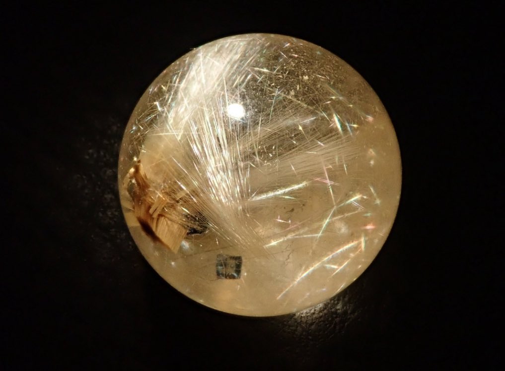光を浴びたルチルの黄金の輝きの美しいこと…！ スフィアをころころと