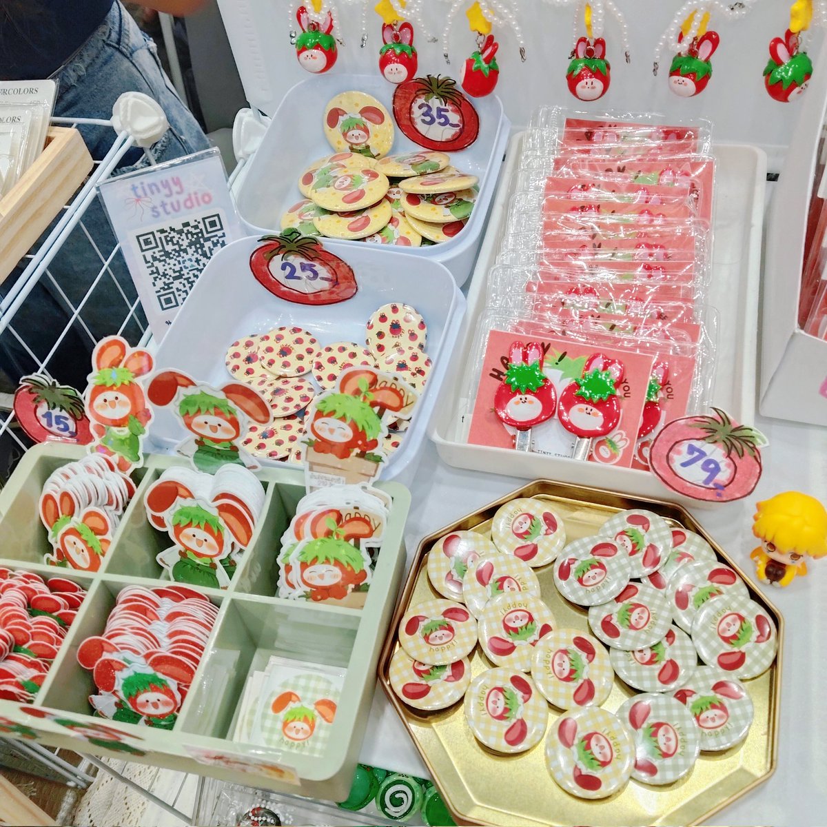 tinyy_studio's tweet photo. รอบออนไลน์ ~

น้อง happy! 🍅
✨เข็มกลัด 4.8cm : 30-.
แถม!! สตก.กลม

✨เข็มกลัดเล็ก 20-.
✨สติ๊กเกอร์ 15-.

**สติ๊กเกอร์+เข็มกลัดเล็ก 30-.**
**สติ๊กเกอร์+เข็มกลัดใหญ่ 40-.**

ยอด 150-.ส่งฟรีค่า
📍ค่าเดินทาง 35-. ไม่บวกเพิ่ม
#IFEXPOWINTER25 #IFEXPOWINTER2025 https://t.co/GH0xUFUyhP