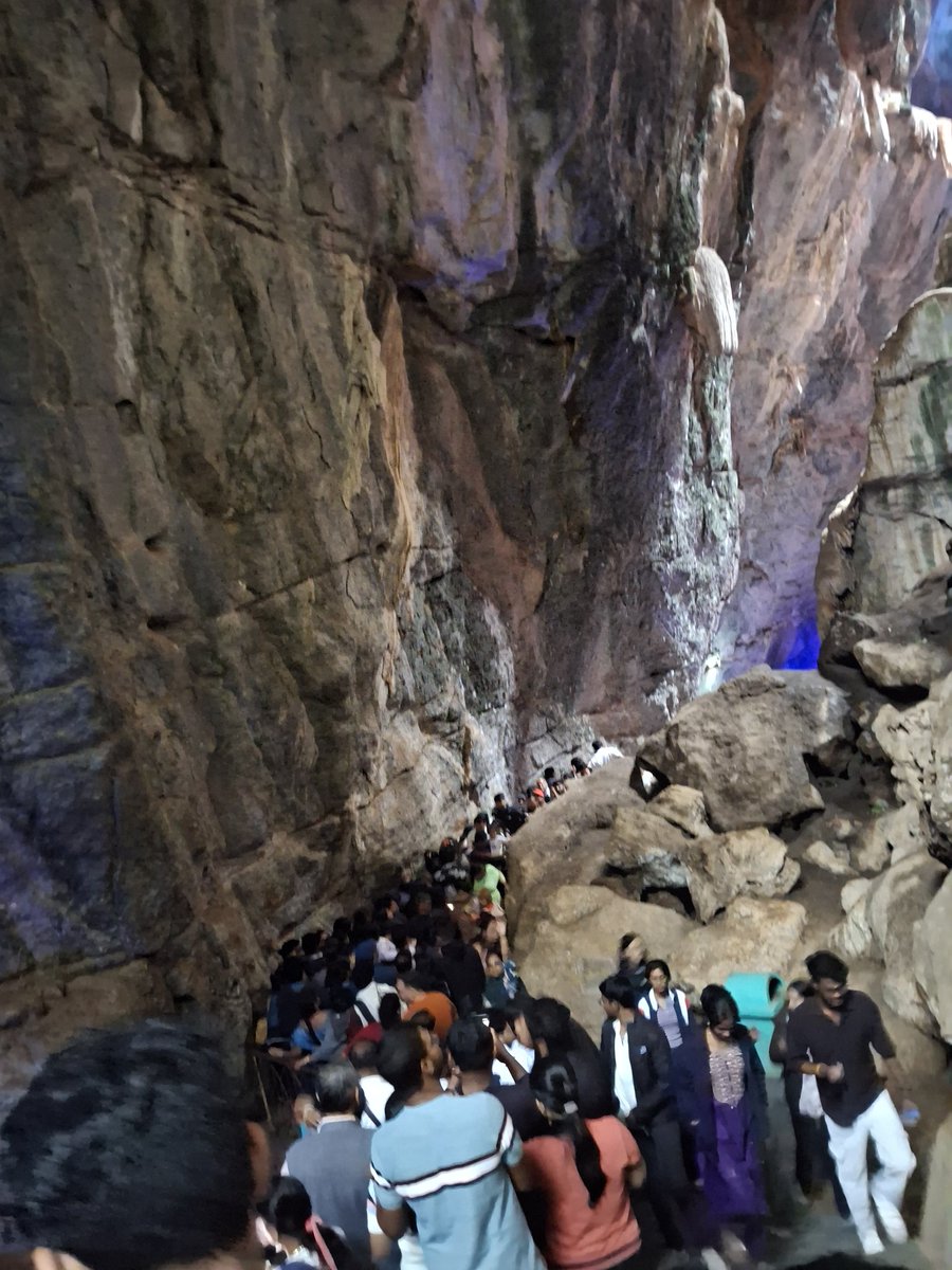 drkkdokania's tweet photo. @AndhraPradeshCM Borra Caves are nature’s masterpiece with stunning rock formations and scenery. But poor crowd control, no security, and two‑way traffic on narrow paths make it unsafe. Over 50k visitors with zero management. Must act fast before a tragedy strikes. #BorraCaves https://t.co/16yzefK6iA