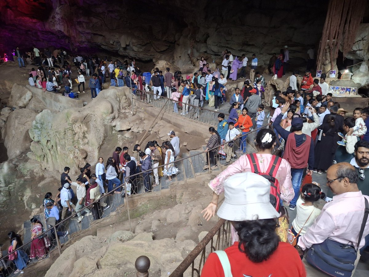 drkkdokania's tweet photo. @AndhraPradeshCM Borra Caves are nature’s masterpiece with stunning rock formations and scenery. But poor crowd control, no security, and two‑way traffic on narrow paths make it unsafe. Over 50k visitors with zero management. Must act fast before a tragedy strikes. #BorraCaves https://t.co/16yzefK6iA