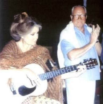 Je laisse les hommages à ceux qui confondent notoriété et respectabilité. Pour ma part, cinq condamnations pour propos racistes suffisent à éclipser toute légende.

Et que dire de son homophobie et son soutien indéfectible au FN/RN. 

Rien à carrer.