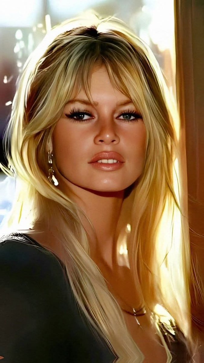 Tanrı kadını yarattı... Ve...
Tanrı kadını yanına aldı... #BrigitteBardot
#RIP