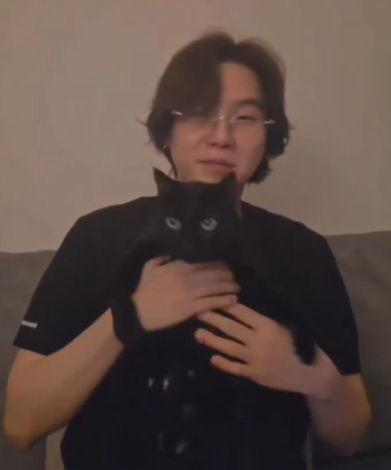 AboutMusicYT's tweet image. Suga of BTS reveals his cat, Tang.