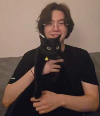 AboutMusicYT's tweet image. Suga of BTS reveals his cat, Tang.