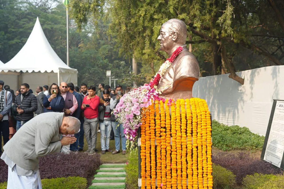 BLSanthoshFans's tweet photo. BJP General Secretary ( Org.) Shri BL Santhosh ji offered floral tributes to Late Sri Arun Jaitley ji on the occasion of his birth anniversary day . Jaitley ji’s Family members were also present on the occasion. https://t.co/VjH9RAp2Ue