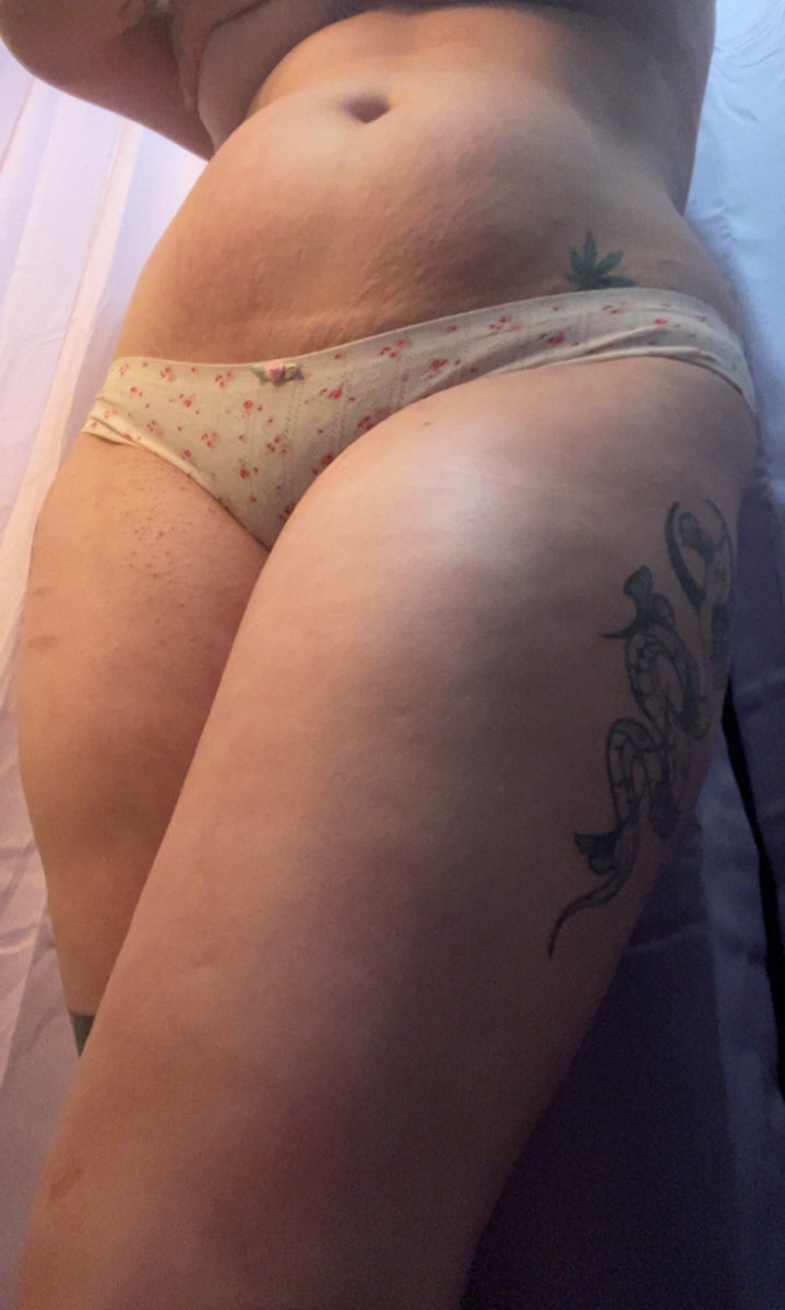 MadamMoss3's tweet photo. Who said stretch marks can’t be sexy? https://t.co/n6sqDUcjRb