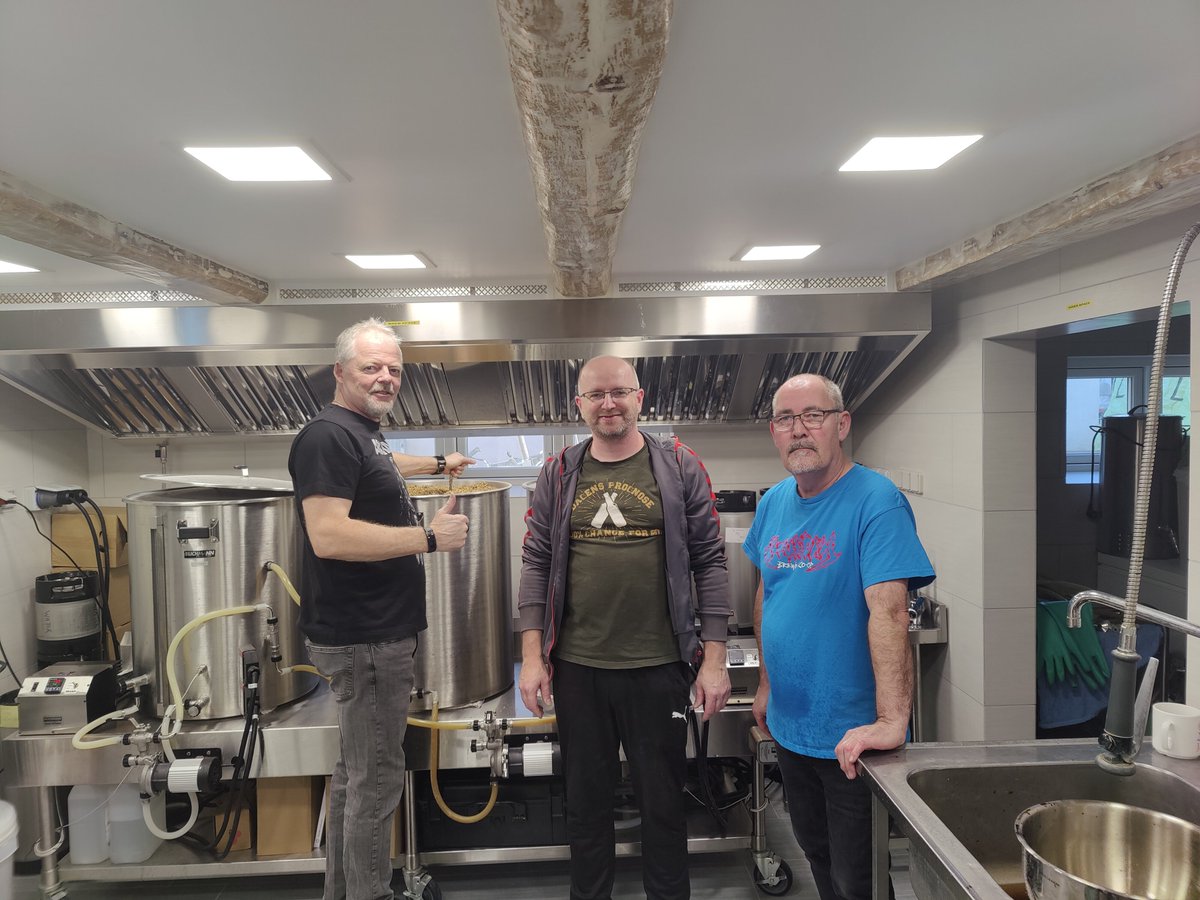 Brew#175: Brewed "Dark Trident" Extra Foreign Stout (beercalc.org/?t=274772)

Yesterday, Ken (Bryggeri 316) and Bent (Rudeland) came by for cozy Collab.

The Wort will go into a Bourbon Barrel from Brygbrygbryg and Time will tell, if that was good Idea :)