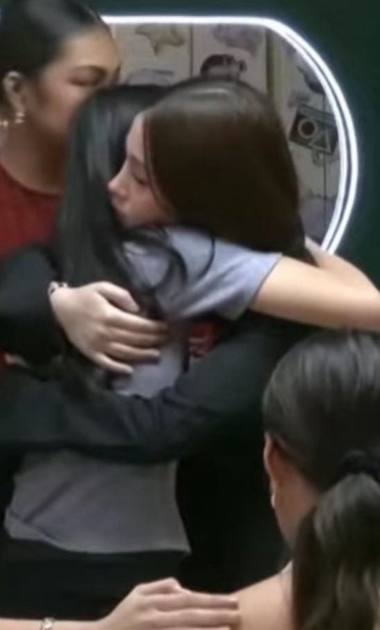 mikhwave's tweet image. it's really THEIR type of hug ! BBS KRYSTAL

SUNomi CAPKRYSafe
#PBBCollab2point0 | #PBBCollab20FourthNomi