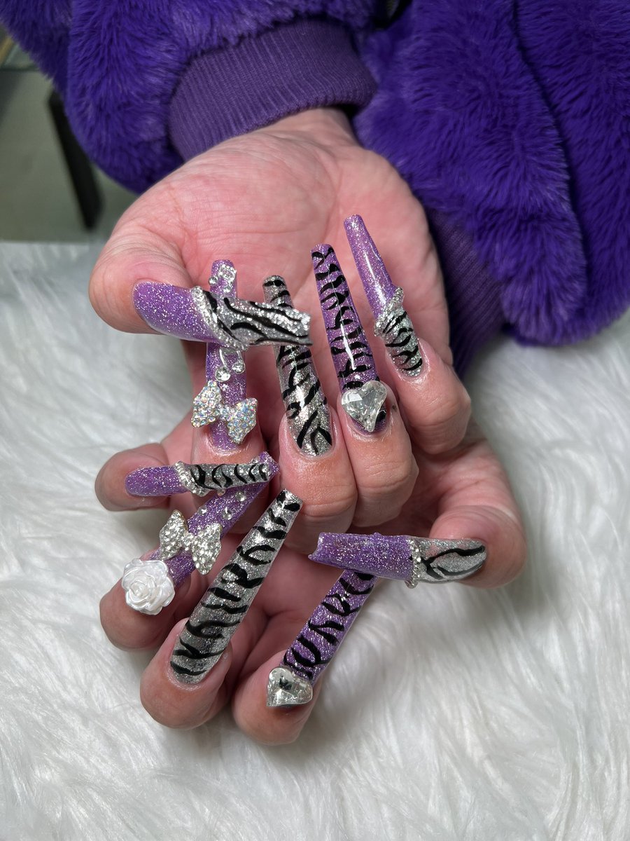 XdkdxsaydC30foo's tweet photo. ハンドネイル変えてきたよ〜💅
今回は今年最後のネイル💅
来年の干支にちなんでゼブラ柄ネイルやってもらったよ♪(๑ᴖ◡ᴖ๑)♪
それとチップを更に長いの変更
めちゃくちゃ可愛いいネイルで大満足
╰(*´︶`*)╯♡

モチベ爆上がり⤴️⤴️⤴️(((o(*ﾟ▽ﾟ*)o))) https://t.co/xMi0G6USEH