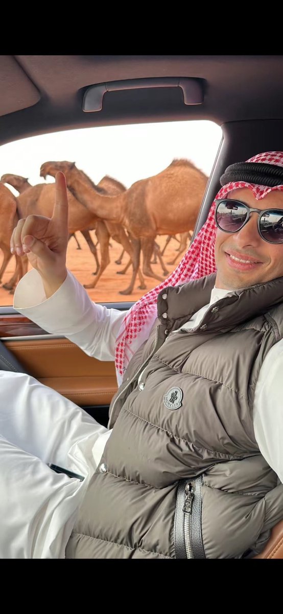 MM1_28's tweet photo. فارسٌ إذا حضرت الشدائد تقدّم، وإذا احتدم الميدان انتصر شجاعٌ لا يعرف التراجع صنع مجده بيده،
واليوم يرى امتداده قائمًا مقامه؛ ابنٌ كفءٌ حمل الراية فأوفى، وحفظ الاسم فزادَه شرفًا. فحقّ له أن يفتخر والشاعر يقول : 
 لاجيت صيهد منيف وشفت فيه ارتجاج
ترى سفير الفضول اهل الفعول ارهجه https://t.co/Vtcwe8ZRXS